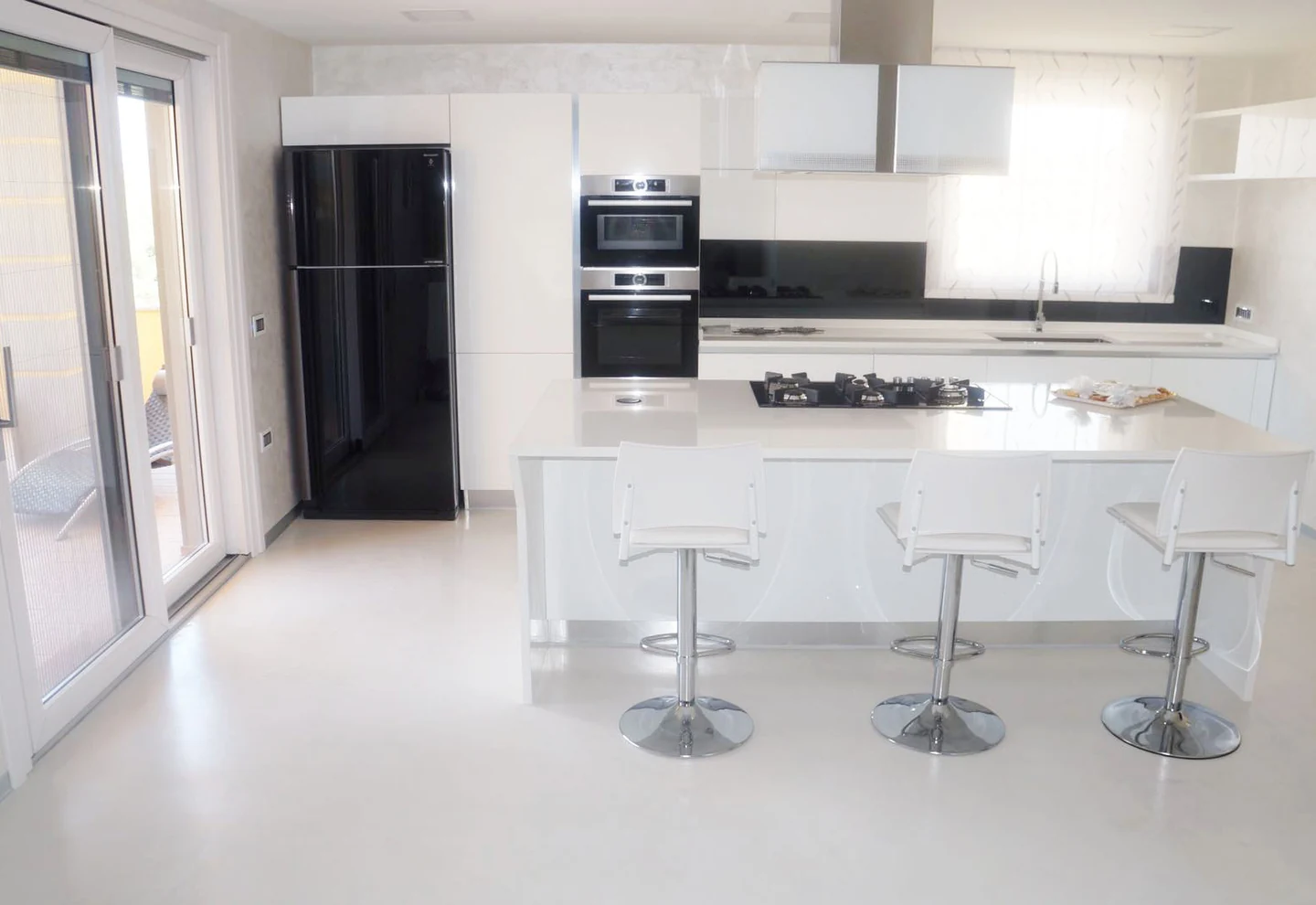 Smooth self-leveling resin floor